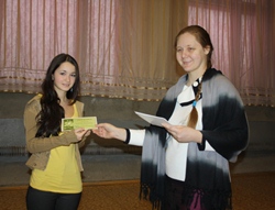 О. Михайлова вручает Дипломы и грамоты в Медведевской средней школе № 3.