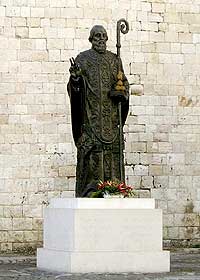 Памятник святителю Николаю на площади перед базиликой в Бари