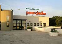 По прибытии нас разместили в гостинице «Порто-Джардино», находящейся в 40 километрах к юго-востоку от Бари