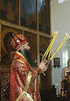 6 мая 2004 года, в день памяти великомученика Георгия Победеносца, архиепископ Йошкар-Олинский и Марийский Иоанн совершил Божественную литургию в храме иконы Божией Матери Тихвинской (г.Йошкар-Ола). - 72,74 Kb [528X800]