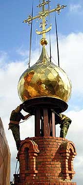 25 сентября милостью Божией совершилось поднятие куполов с крестами на храм Пресвятой Троицы города Йошкар-Олы.
